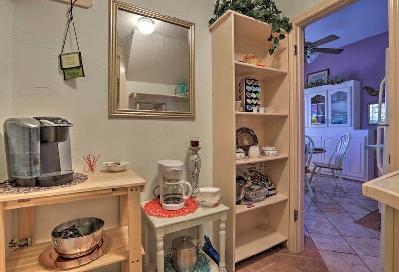 Exotic Home W/ Patio & Grill: Walk To Canyon Lake!