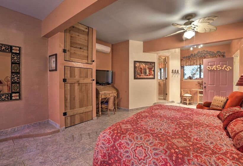 Exotic Home W/ Patio & Grill: Walk To Canyon Lake!