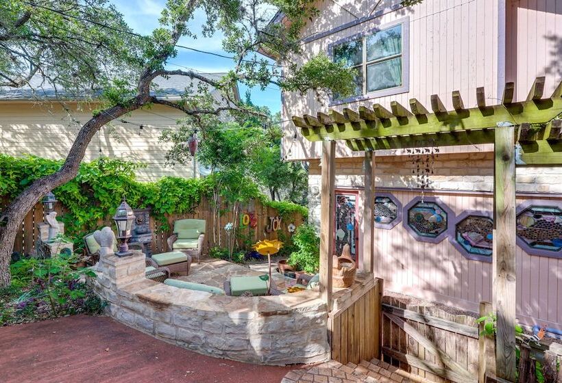 Exotic Home W/ Patio & Grill: Walk To Canyon Lake!