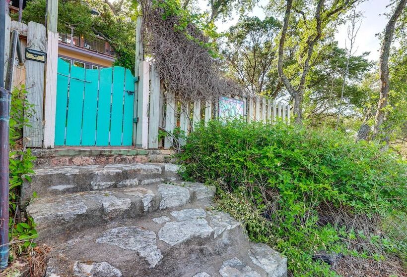 Exotic Home W/ Patio & Grill: Walk To Canyon Lake!