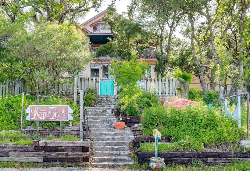 Exotic Home W/ Patio & Grill: Walk To Canyon Lake!