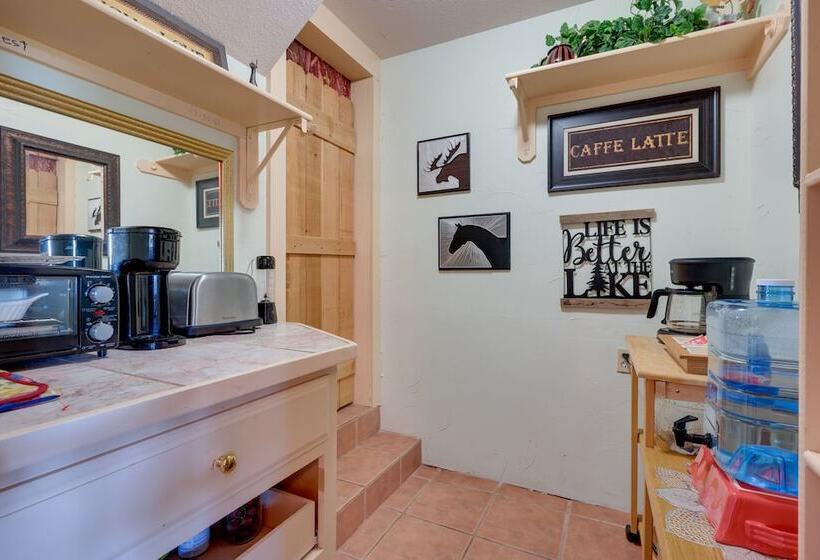 Exotic Home W/ Patio & Grill: Walk To Canyon Lake!