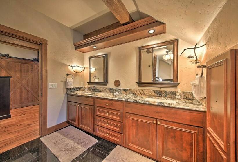 Expansive Sandpoint Lake House With Hot Tub!