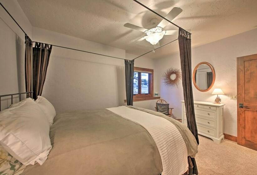 Expansive Sandpoint Lake House With Hot Tub!