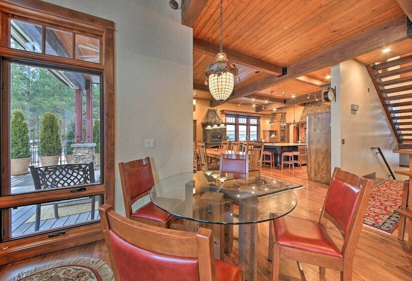 Expansive Sandpoint Lake House With Hot Tub!