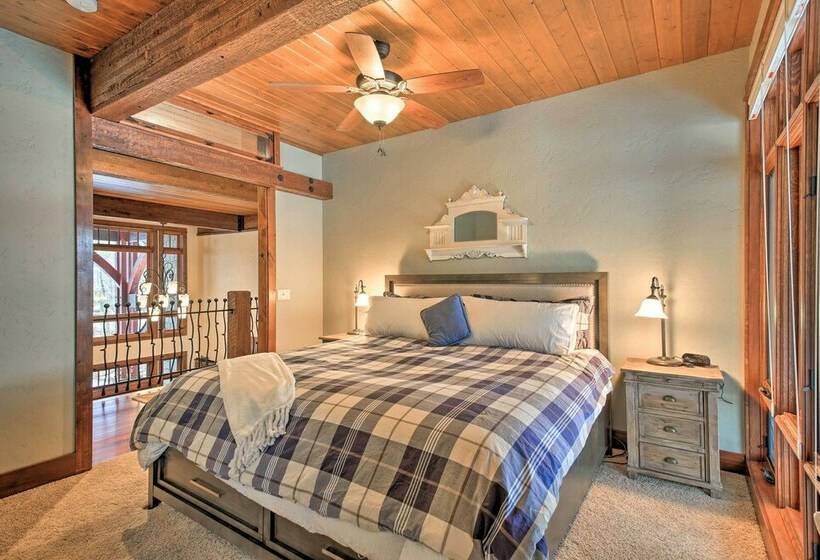 Expansive Sandpoint Lake House With Hot Tub!