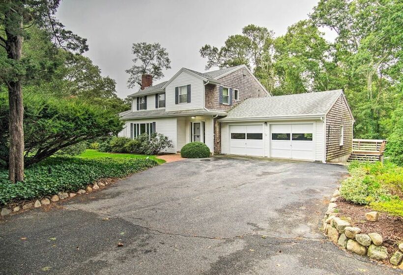 Falmouth Retreat W/ Sunroom Walk To Beaches