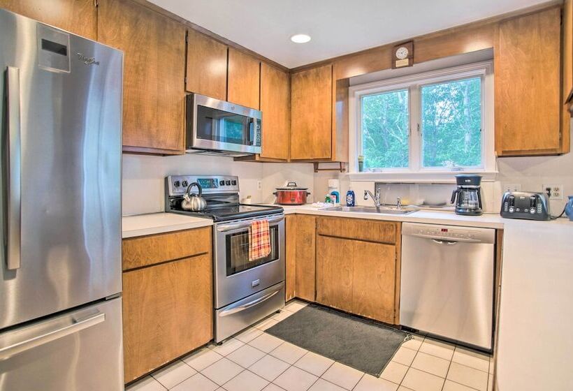 Falmouth Retreat W/ Sunroom Walk To Beaches