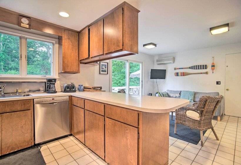 Falmouth Retreat W/ Sunroom Walk To Beaches