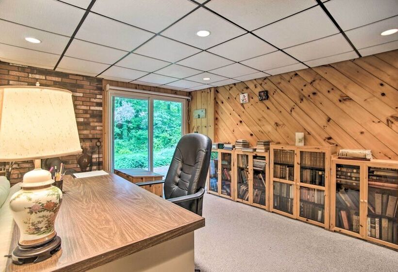 Falmouth Retreat W/ Sunroom Walk To Beaches