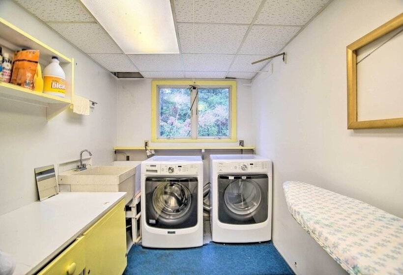 Falmouth Retreat W/ Sunroom Walk To Beaches