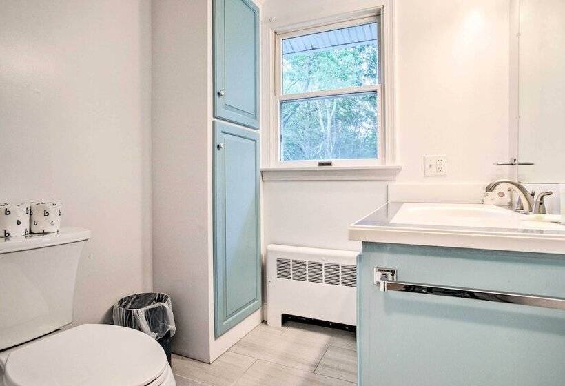 Falmouth Retreat W/ Sunroom Walk To Beaches