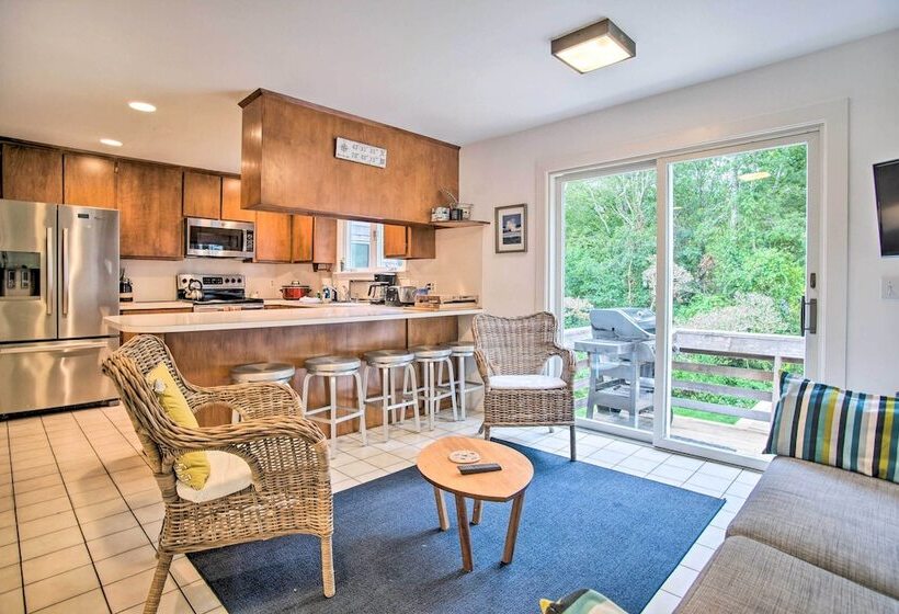 Falmouth Retreat W/ Sunroom Walk To Beaches