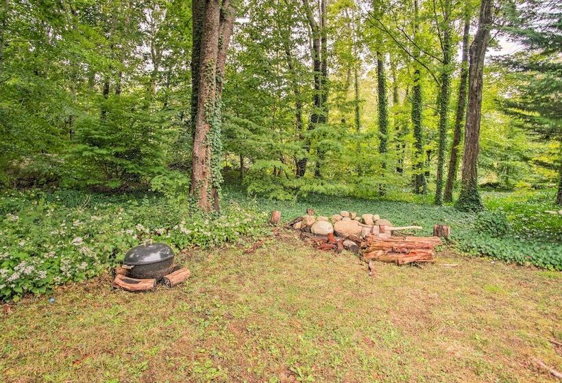 Falmouth Retreat W/ Sunroom Walk To Beaches