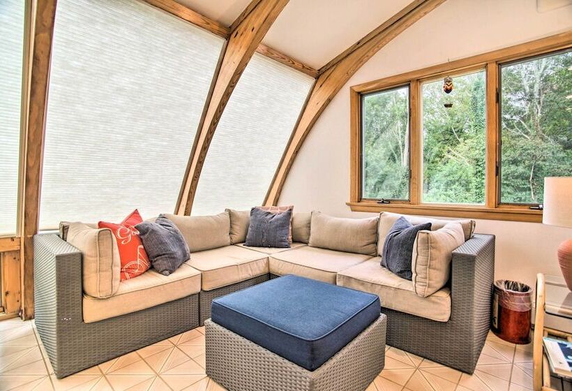 Falmouth Retreat W/ Sunroom Walk To Beaches