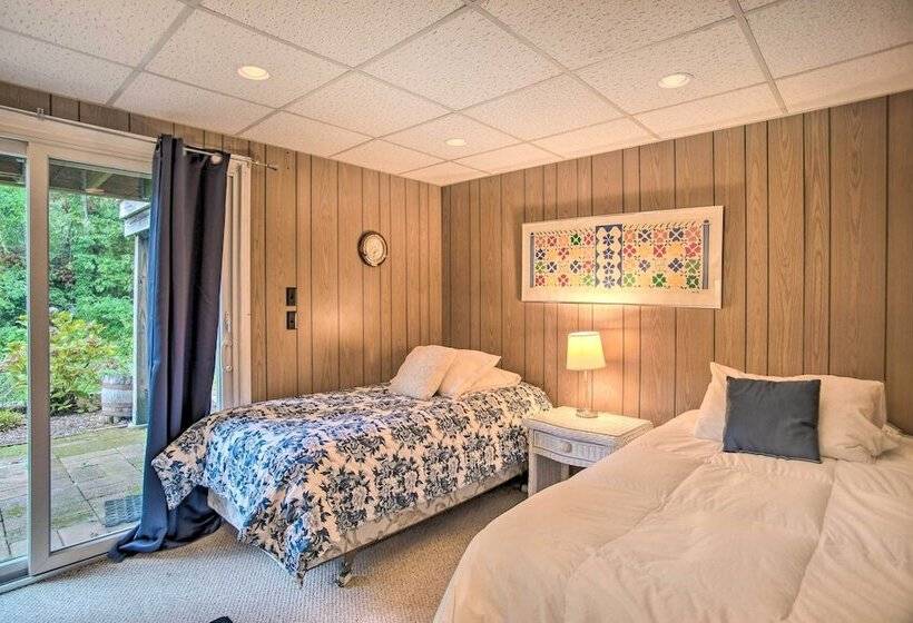 Falmouth Retreat W/ Sunroom Walk To Beaches