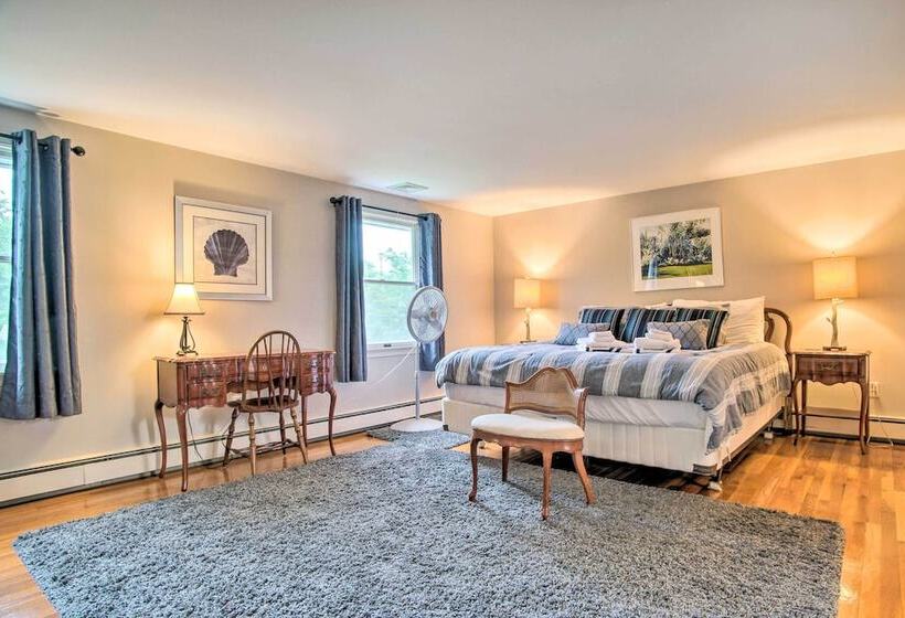 Falmouth Retreat W/ Sunroom Walk To Beaches