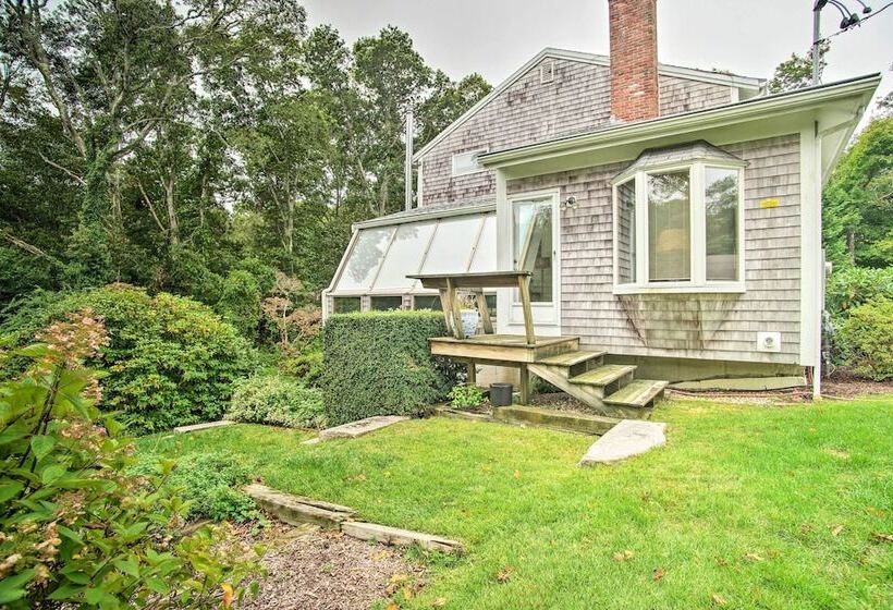 Falmouth Retreat W/ Sunroom Walk To Beaches