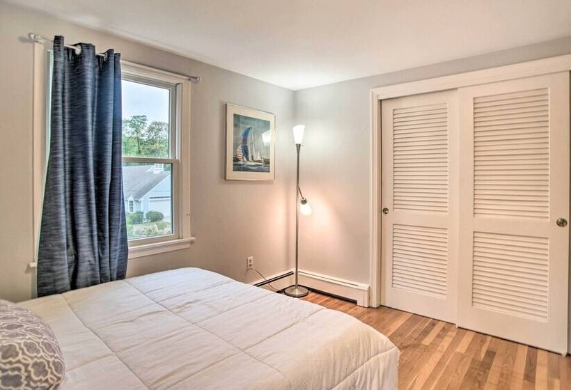 Falmouth Retreat W/ Sunroom Walk To Beaches