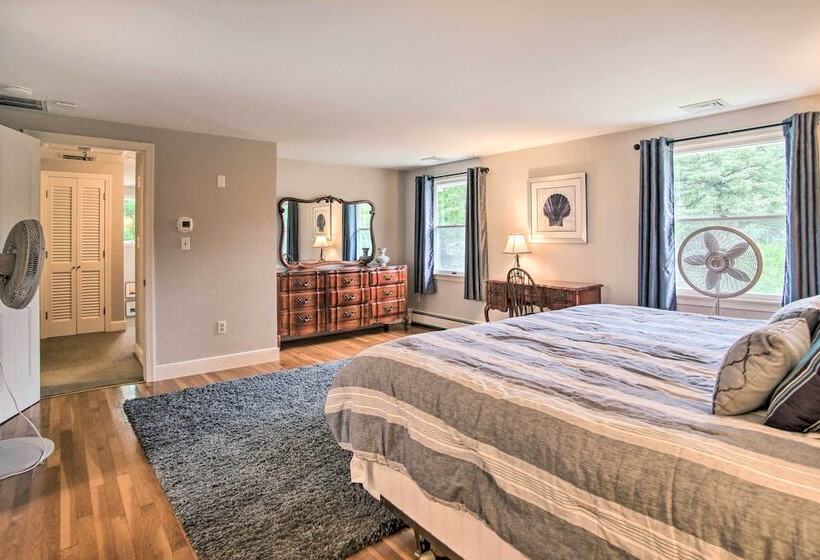 Falmouth Retreat W/ Sunroom Walk To Beaches