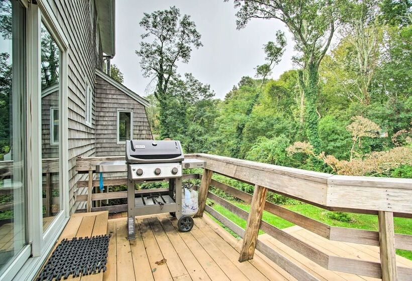 Falmouth Retreat W/ Sunroom Walk To Beaches