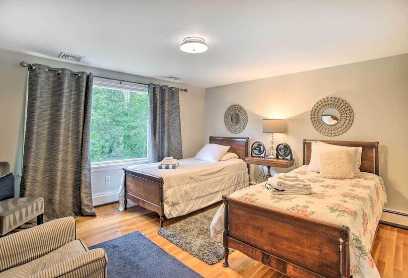 Falmouth Retreat W/ Sunroom Walk To Beaches