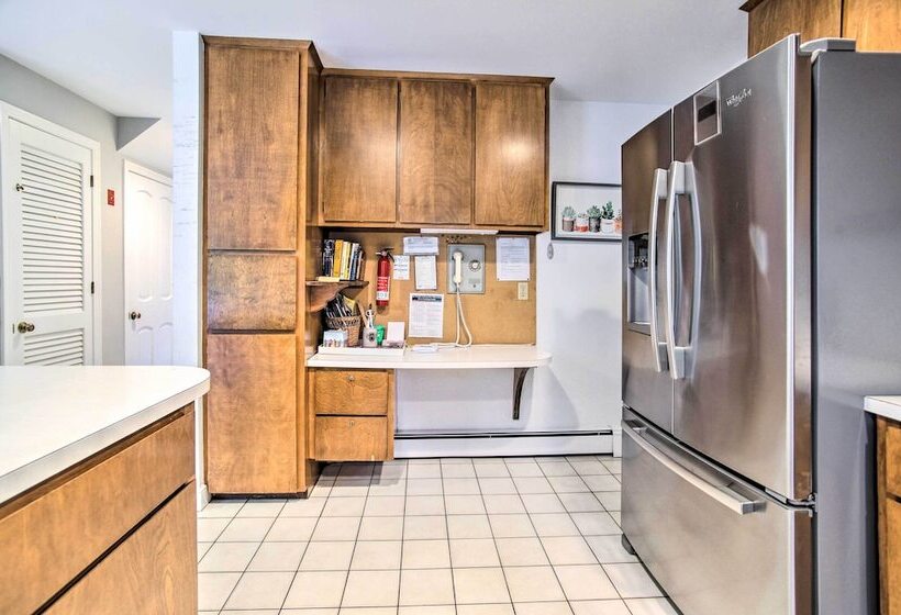 Falmouth Retreat W/ Sunroom Walk To Beaches