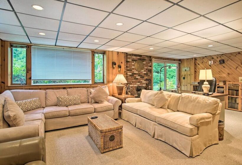 Falmouth Retreat W/ Sunroom Walk To Beaches