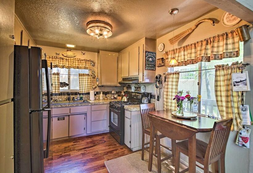 Family Cabin W/ Game Room Near Hiking + Skiing!