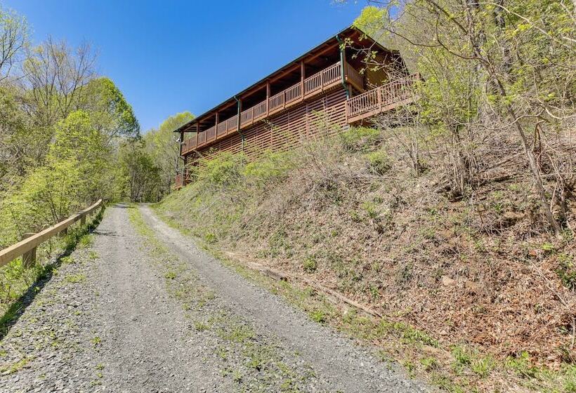 Family Cabin W/ Private Hot Tub & Views In Boone!