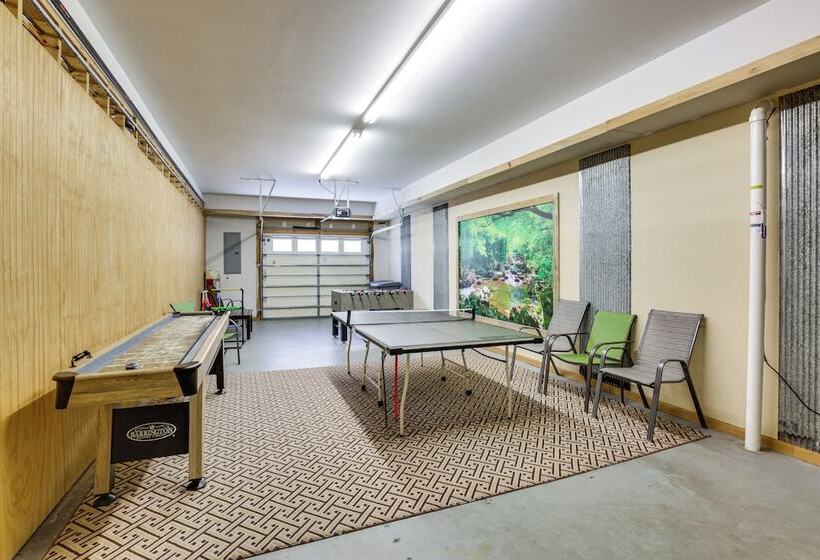 Family Cabin W/ Private Hot Tub & Views In Boone!