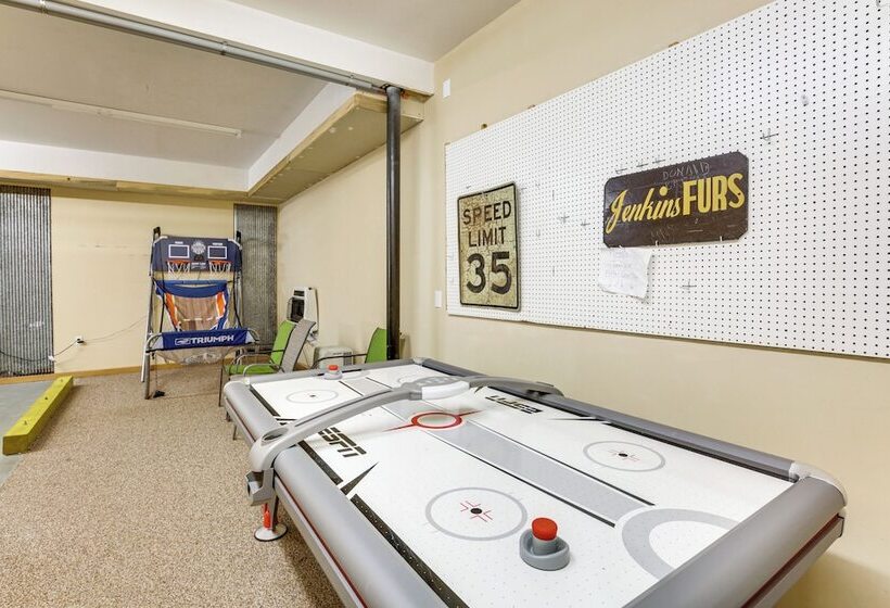 Family Cabin W/ Private Hot Tub & Views In Boone!