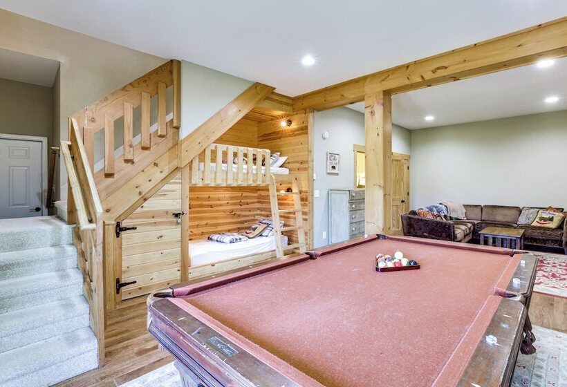 Family Cabin W/ Private Hot Tub & Views In Boone!