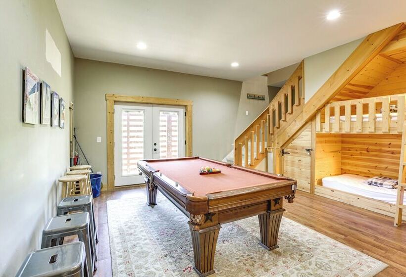 Family Cabin W/ Private Hot Tub & Views In Boone!