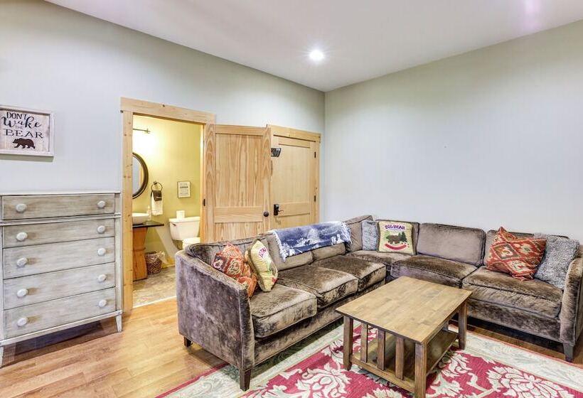 Family Cabin W/ Private Hot Tub & Views In Boone!