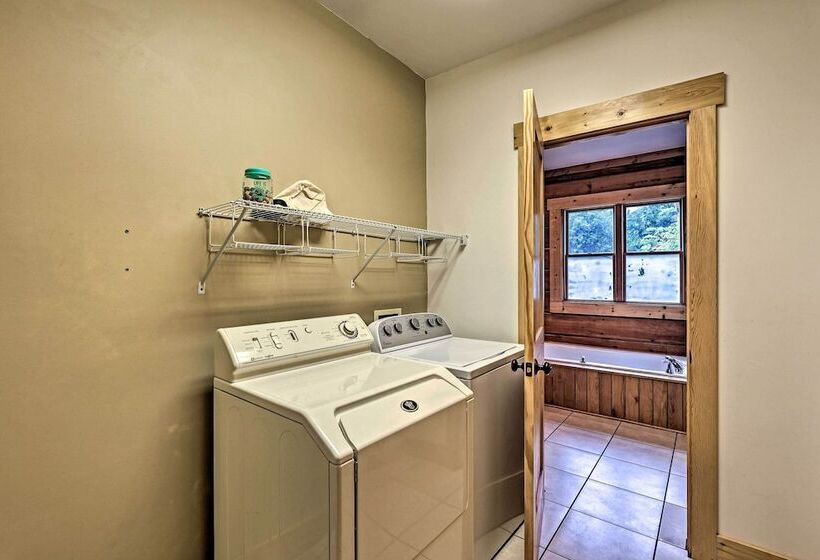 Family Cabin W/ Private Hot Tub & Views In Boone!