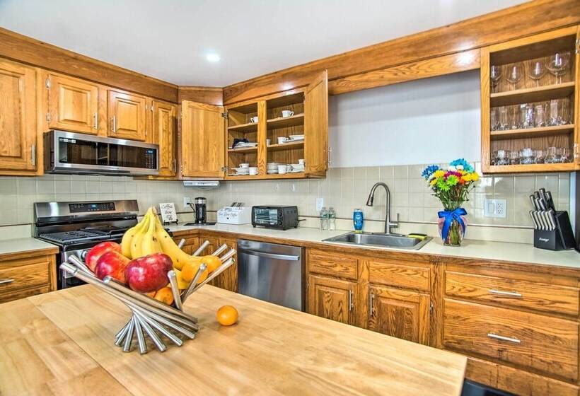 Family Friendly Cape Cod Home: 2 Mi To Coast!