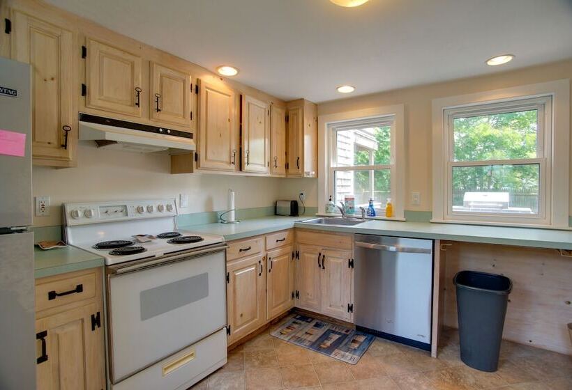 Family Friendly Falmouth Home < 1 Mi To Beach!