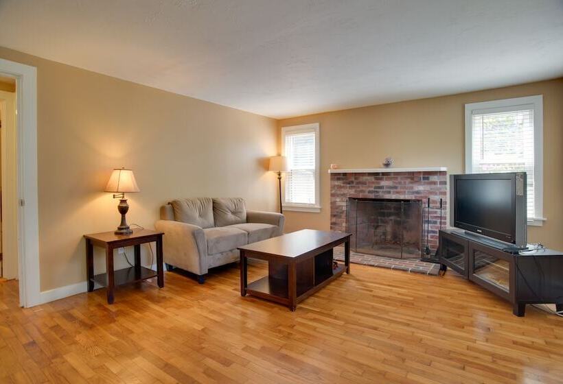 Family Friendly Falmouth Home < 1 Mi To Beach!