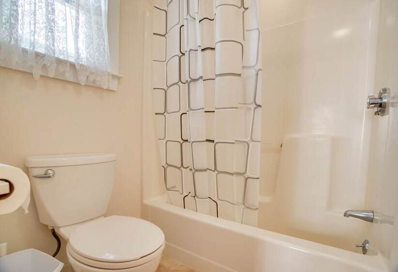 Family Friendly Falmouth Home < 1 Mi To Beach!