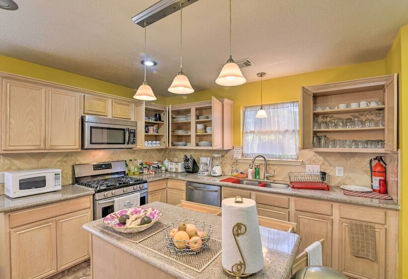 Family Friendly Home ~ 12 Mi To Space Center!