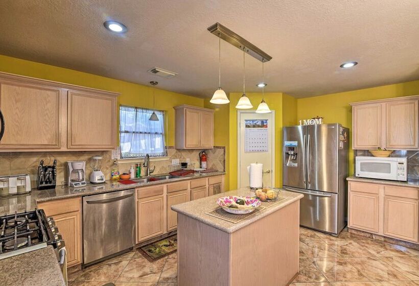 Family Friendly Home ~ 12 Mi To Space Center!