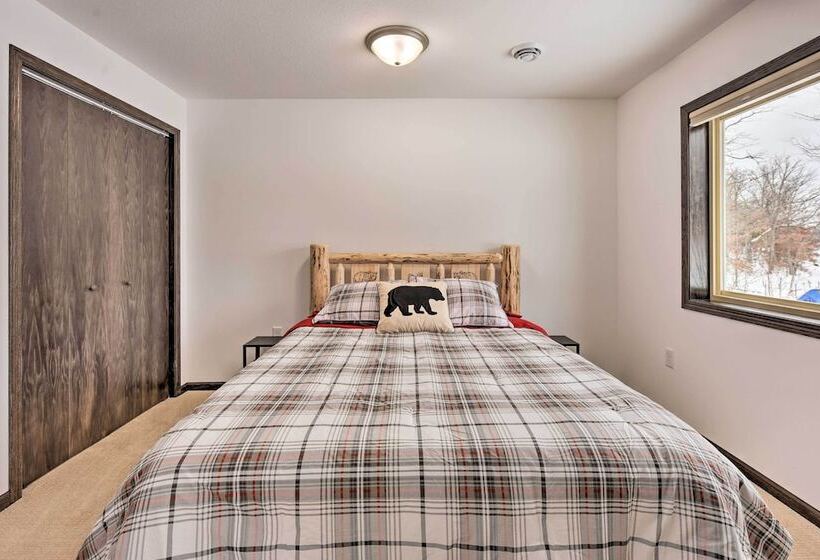 Family Friendly Lakefront Home With Deck!