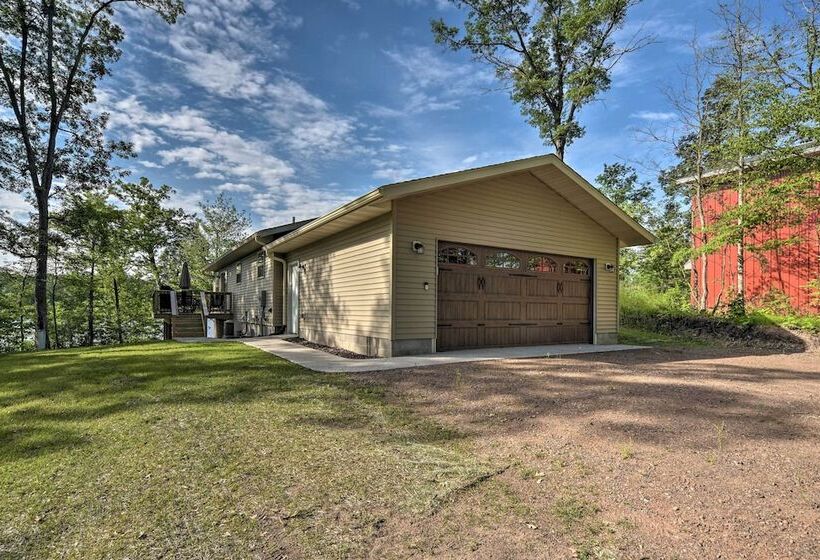 Family Friendly Lakefront Home With Deck!