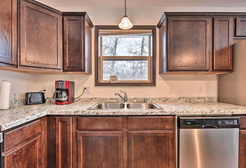 Family Friendly Lakefront Home With Deck!