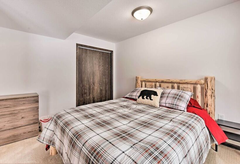 Family Friendly Lakefront Home With Deck!