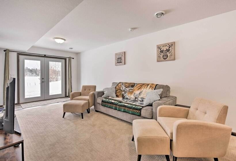 Family Friendly Lakefront Home With Deck!