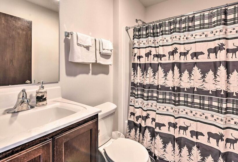 Family Friendly Lakefront Home With Deck!