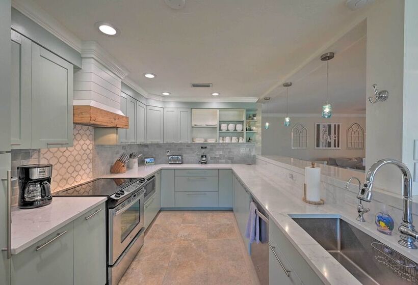 Family Friendly Palm River Estates House!