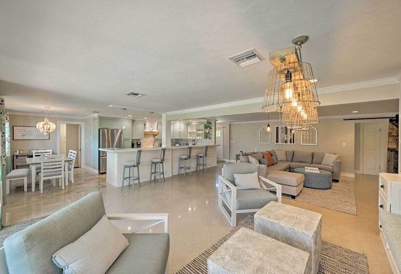 Family Friendly Palm River Estates House!